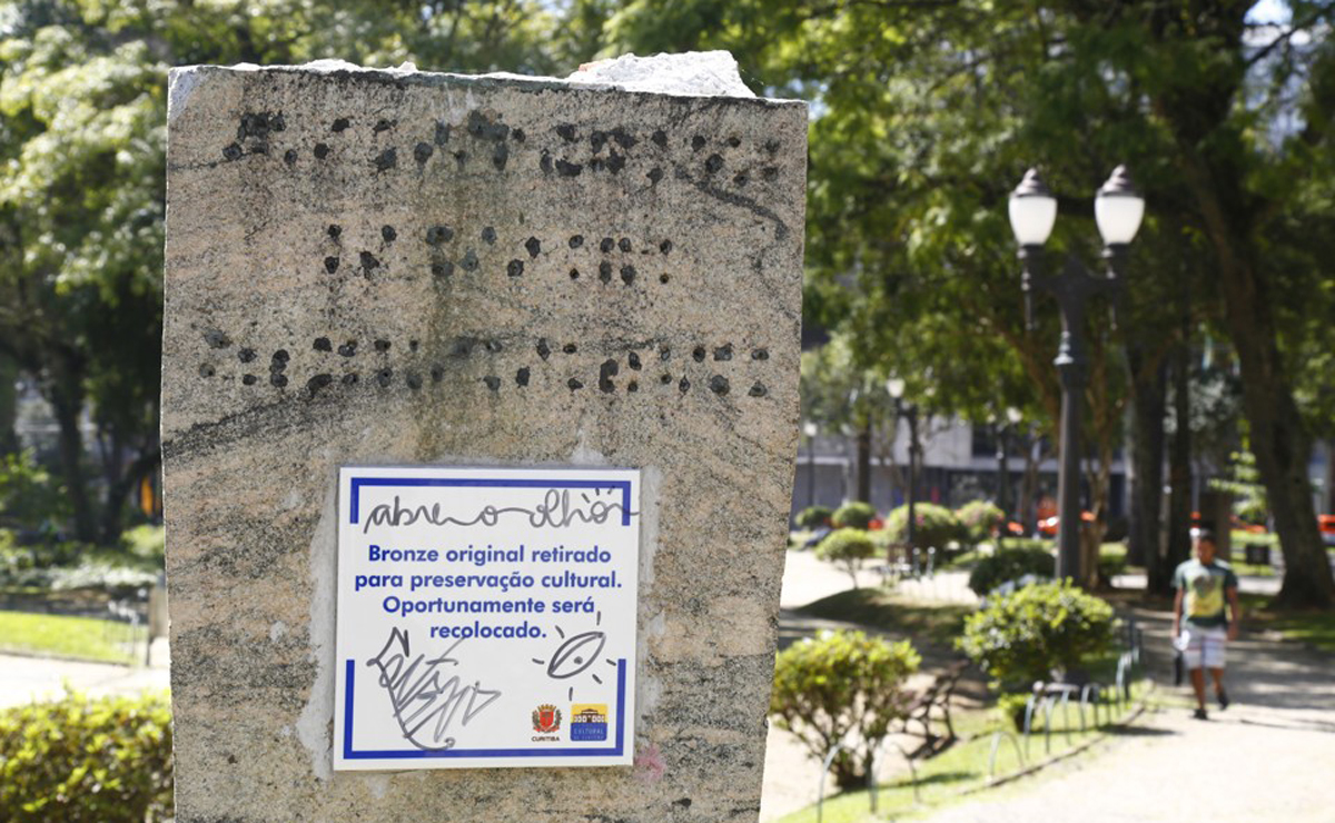 Explicação oficial da prefeitura de onde estão os bustos da Praça Santos Andrade. Foto: Aniele Nascimento