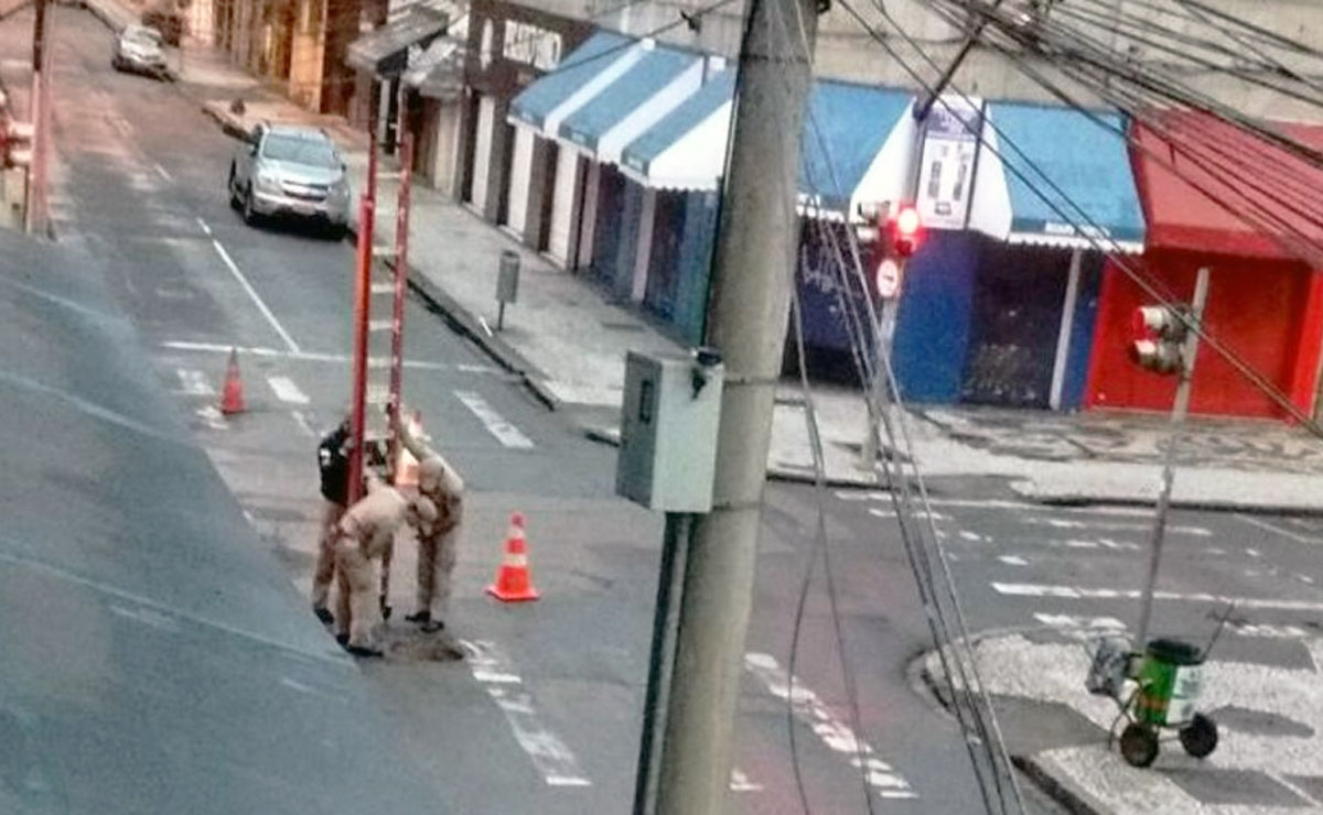 Homem foi resgatado pelos bombeiros com ajuda de uma escada. Foto: Judite Gomes/Arquivo Pessoal/Gazeta do Povo.