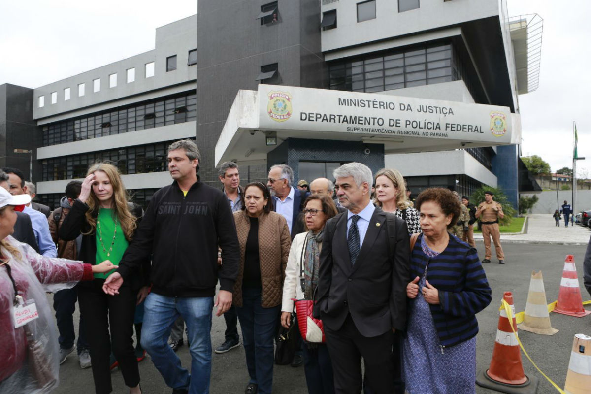 Comissão de 11 senadores visitou as instalações onde Lula está preso. Foto: Marcelo Andrade/Gazeta do Povo