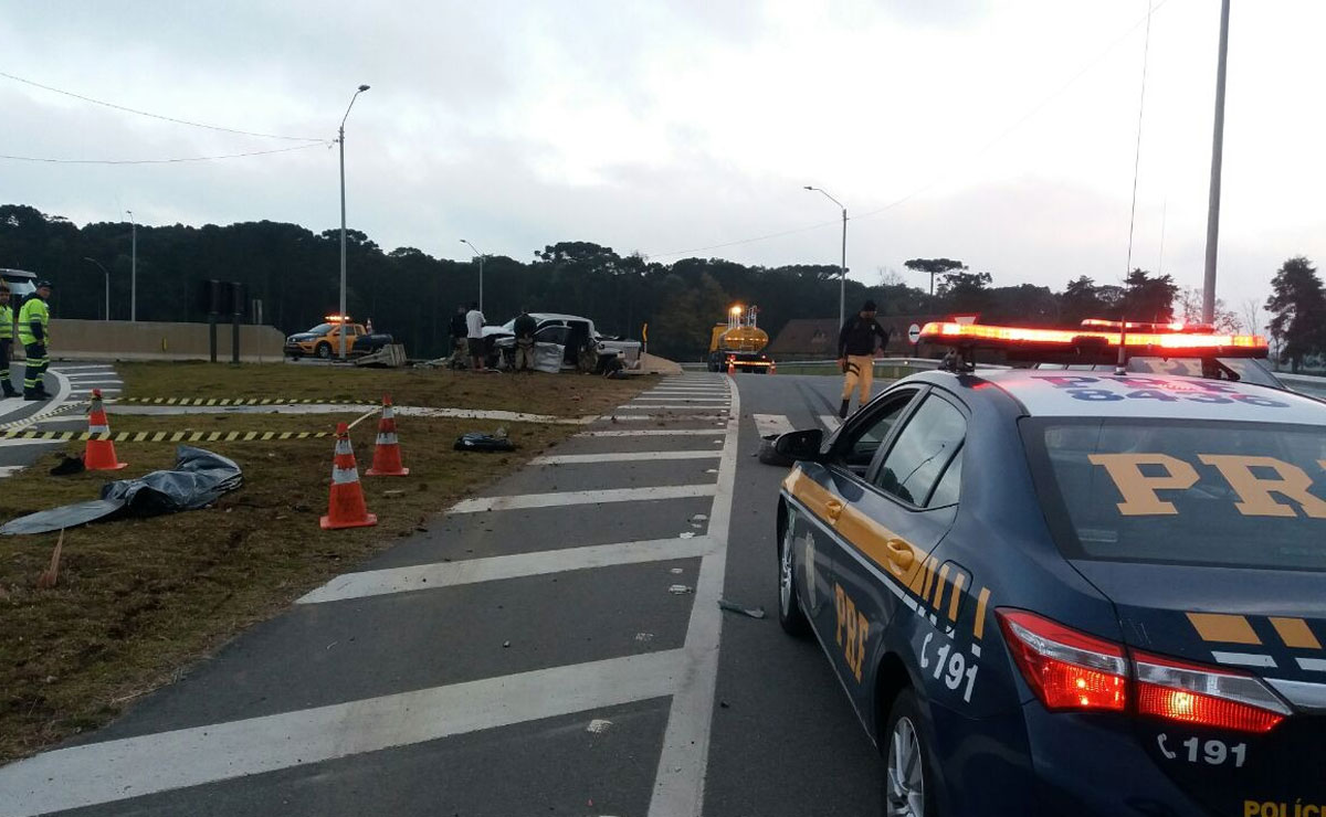 Quando uma equipe da PRF tentou abordar o veículo, o motorista jogou a caminhonete contra a viatura e tentou escapar. Fotos: Divulgação/PRF.