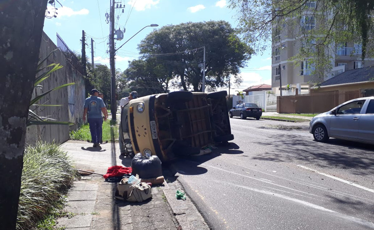 Acidente aconteceu na rua André Ferreira Barbosa, a rápida do Pinheirinho sentido Centro. Foto: Colaboração