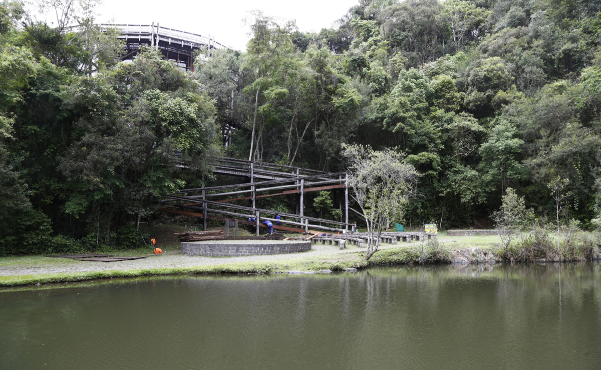 Água lançada pelo estacionamento ia parar no lago da Unilivre. Foto: Aniele Nascimento