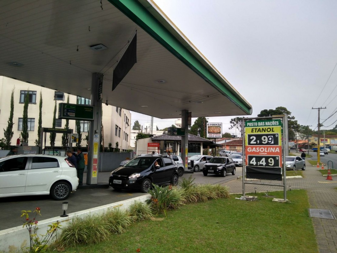 Posto de combustível em Curitiba recebeu gasolina e tem filas que dobram o quarteirão. Foto: Gerson Klaina