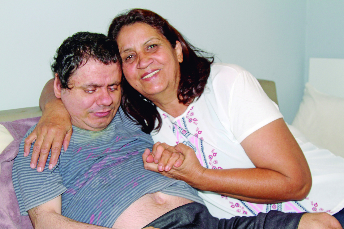 O irmão de Glória, Edemilson Pereira, 49 anos, nasceu com paralisia cerebral e desde então vive acamado. Foto: Gerson Klaina 