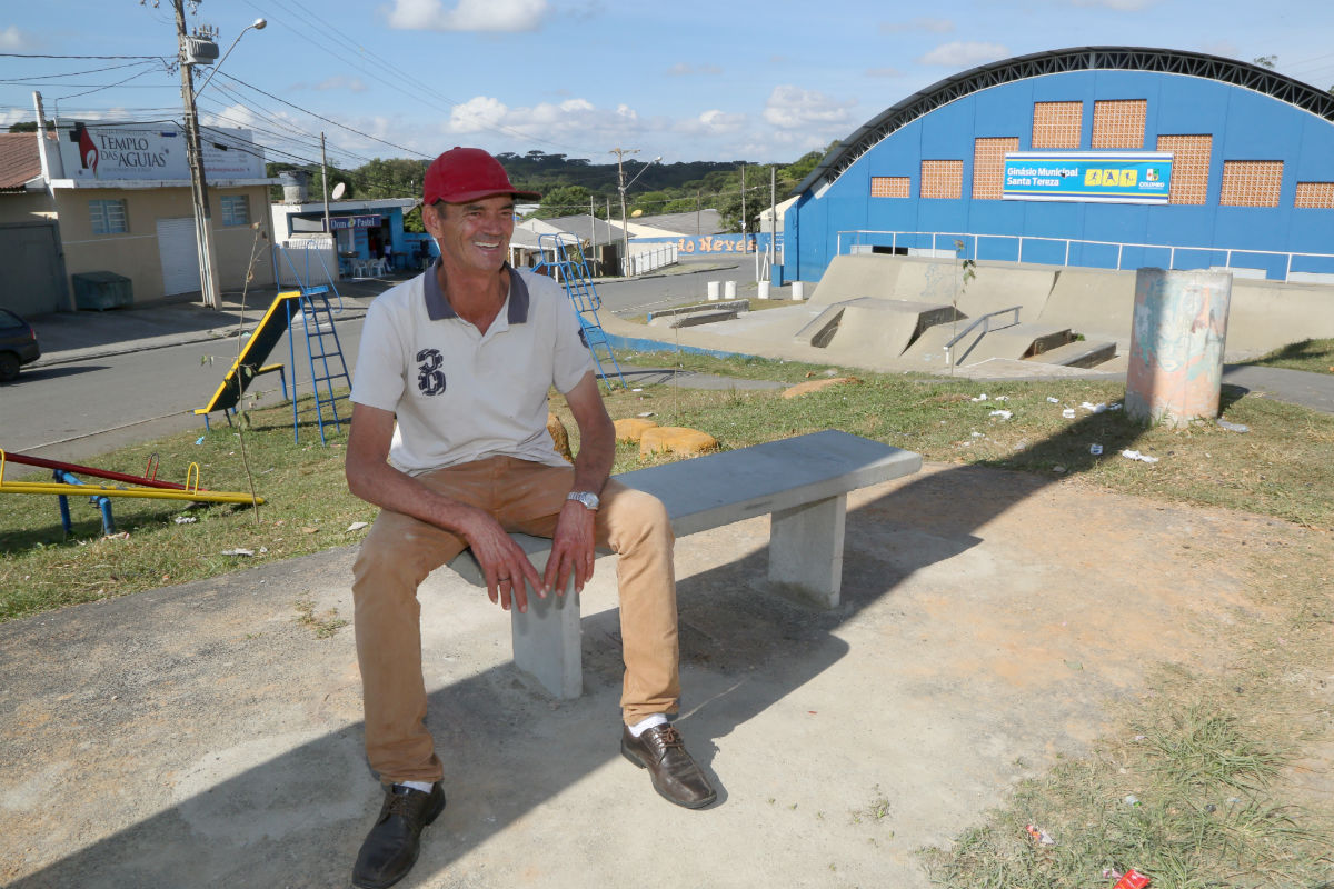 Criador do "banco privada", o pedreiro Adalberto testa o novo banco. Foto: Atila Alberti