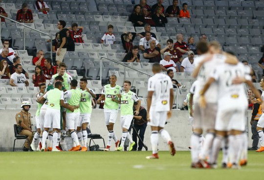 A festa dos mineiros no gol de Roger Guedes. Foto: Marcelo Andrade