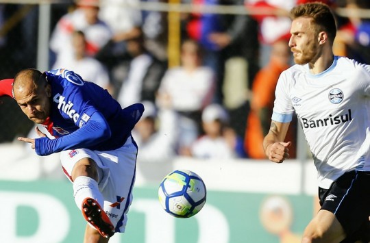 Silvinho na disputa com Kannemann. Foto: Jonathan Campos