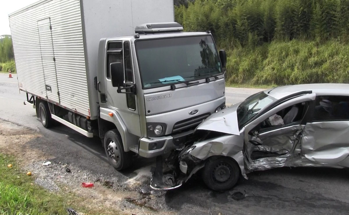 Com a colisão, motorista do Sandero ficou ferido e teve que ser levado para o Hospital Cajuru. Foto: Colaboração/Marco Pires