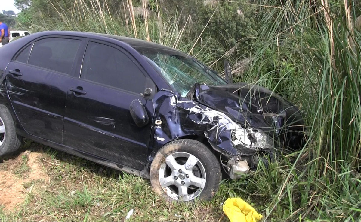 Motorista do Corolla não conseguiu frear quando Sandero invadiu a pista. Foto: Colaboração/Marco Pires