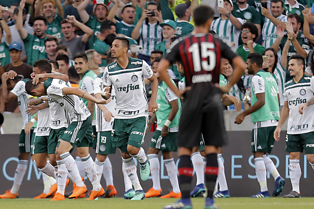 Furacão tem tido dificuldades em fazer a posse de bola se transformar em ofensividade e está sofrendo na mão dos adversários. Foto: Albari Rosa