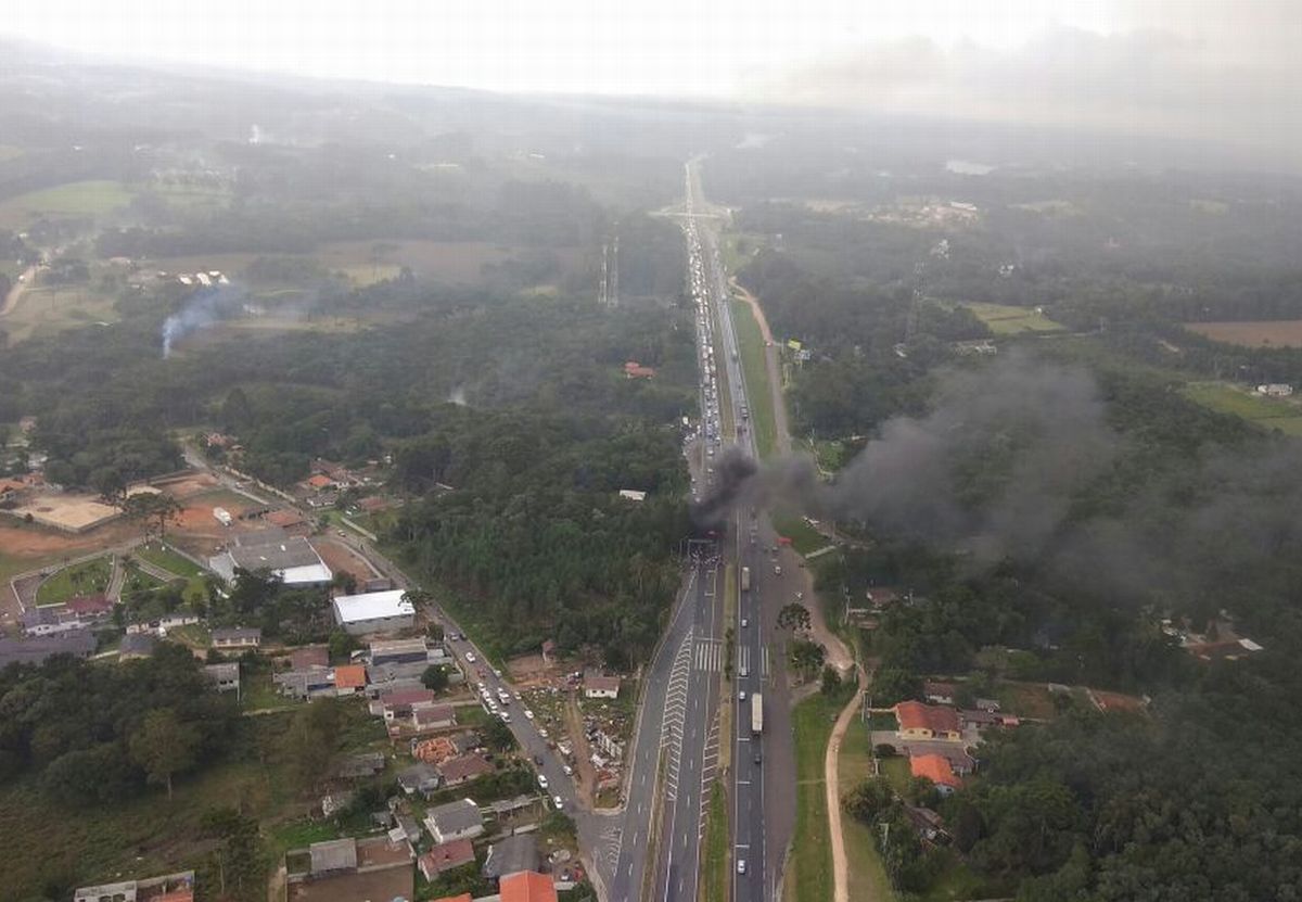 Imagem aérea da BR-376 fechada por manifestantes. Foto: Divulgação/PRF