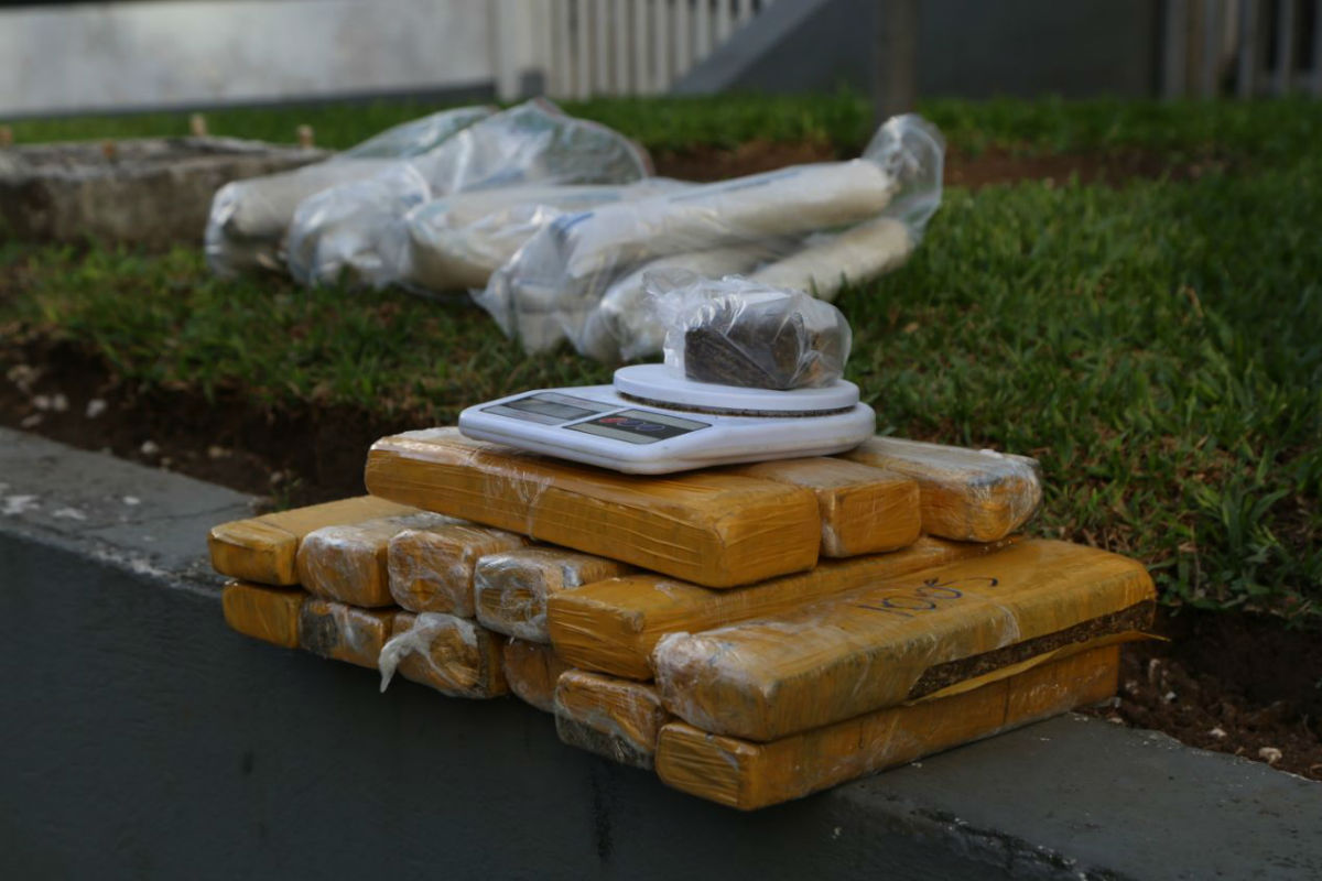 Drogas e explosivos encontrados na Rua da Paz. Foto: Átila Alberti