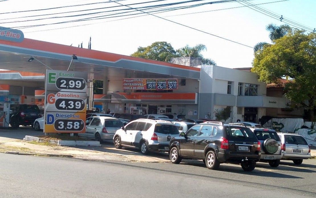 Postos com filas em toda Curitiba. Foto: Hamilton Bruschz / Tribuna do Paraná