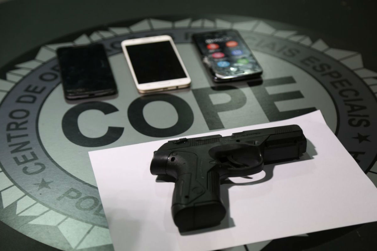 Três celulares roubados e um simulacro de pistola foram apreendidos. com o rapaz. Foto: Átila Alberti