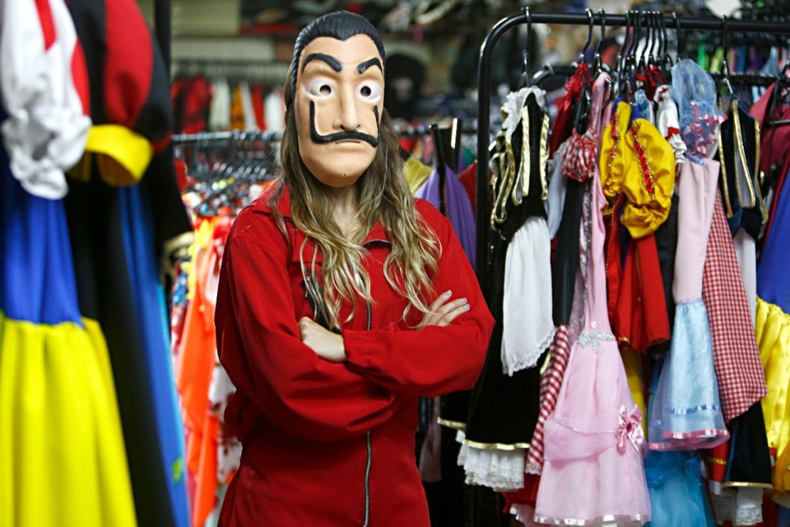 Fantasia tem que ter macacão vermelho e a máscara do pintor Salvador Dalí. Foto: Aniele Nascimento / Gazeta do Povo