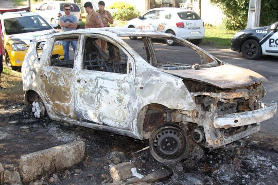Carro da vítima foi incendiado. Foto: Gerson Klaina / Tribuna do Paraná