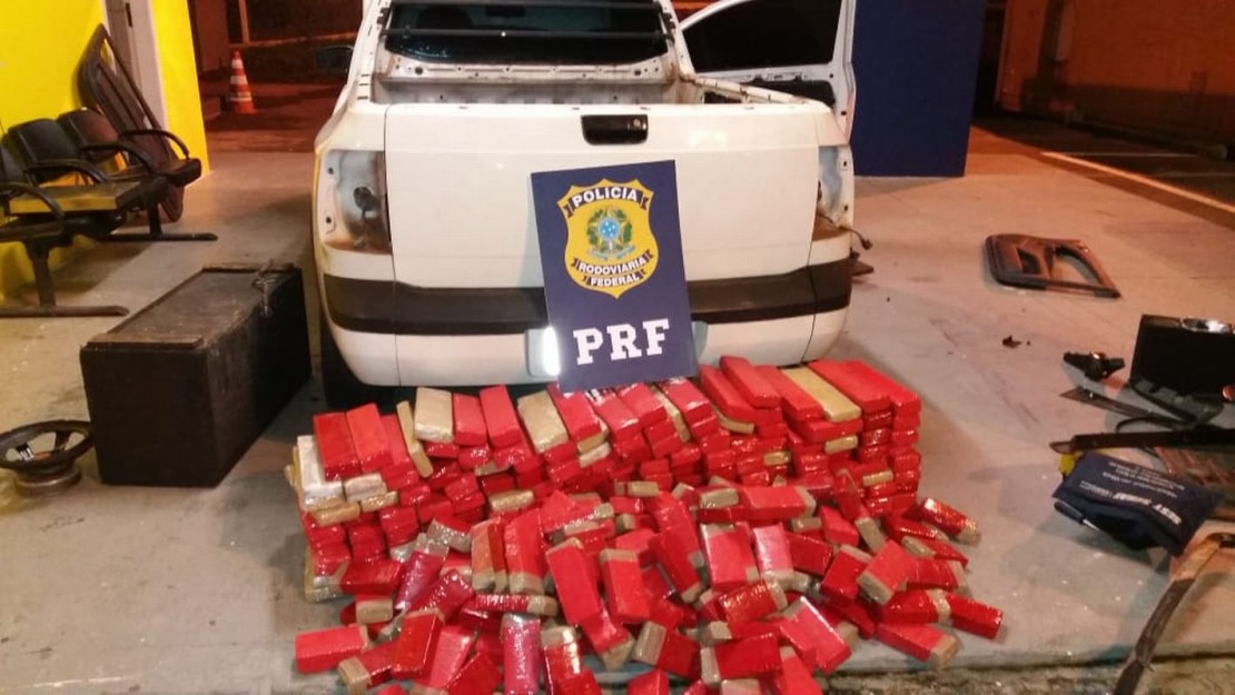 Mais de 190 kg de maconha foram apreendidos em veículo. Foto: Divulgação/PRF