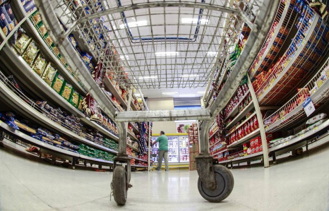 Os principais vilões são, em geral, os produtios mais baratos e com altos índices de açucar, sal e gordura, diz o estudo. Foto: Daniel Castellano