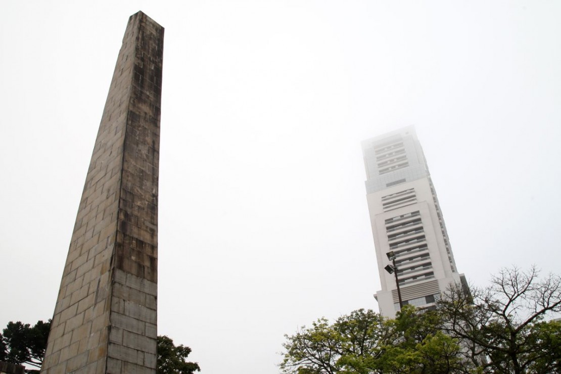 Forte neblina sobre algumas regiões da cidade .