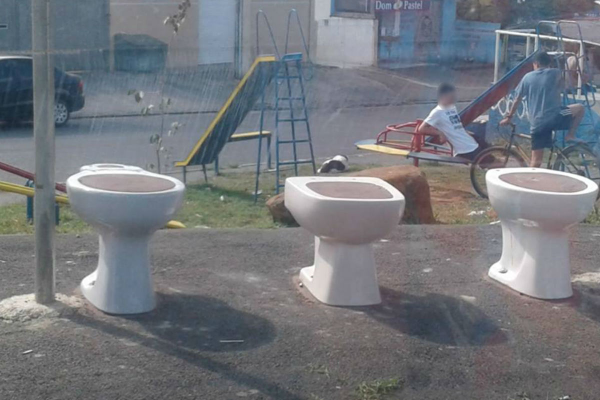 Os vasos sanitários era usados por frequentadores da praça. Foto: Reprodução/ Facebook