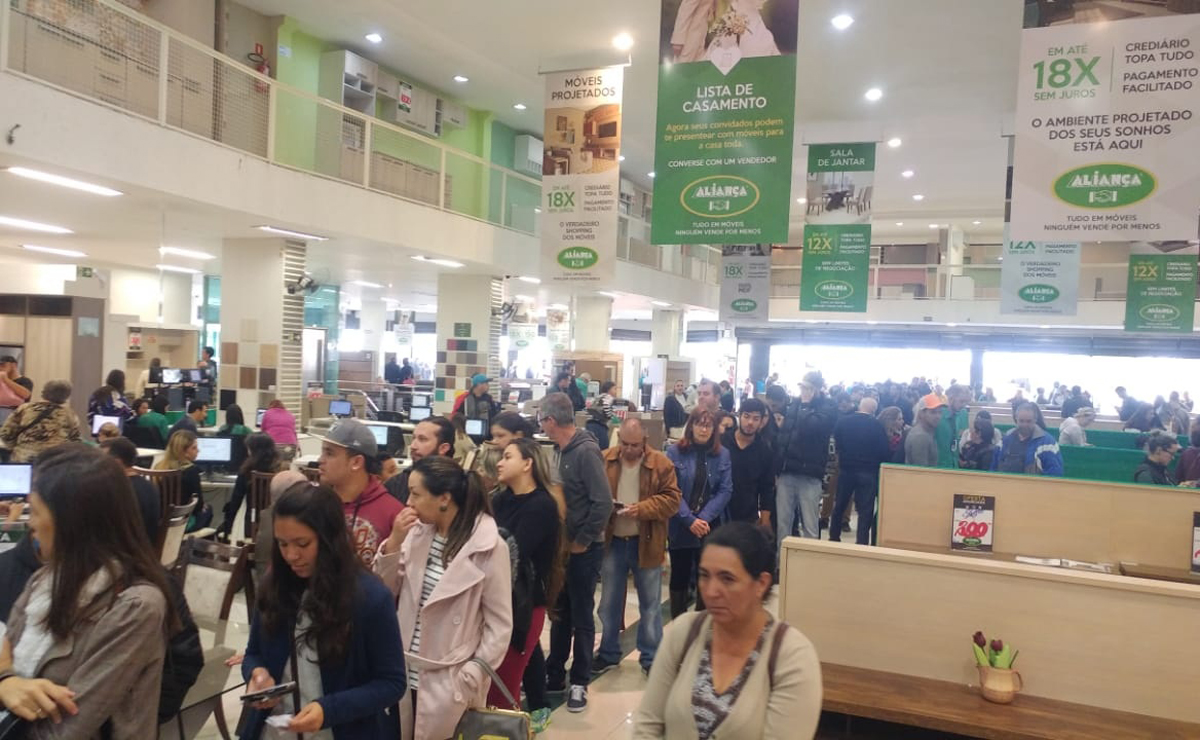 Clientes formaram uma fila enorme no caixa por volta das 11h. Foto: Eduardo Klisiewicz