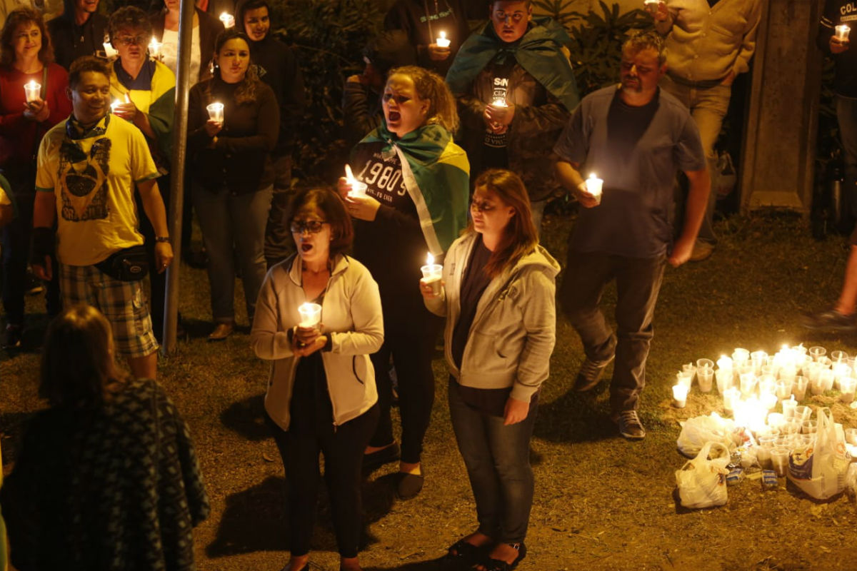 Manifestantes pedem que o acampamento Pró-Lula deixe o bairro. Foto: Lineu Filho