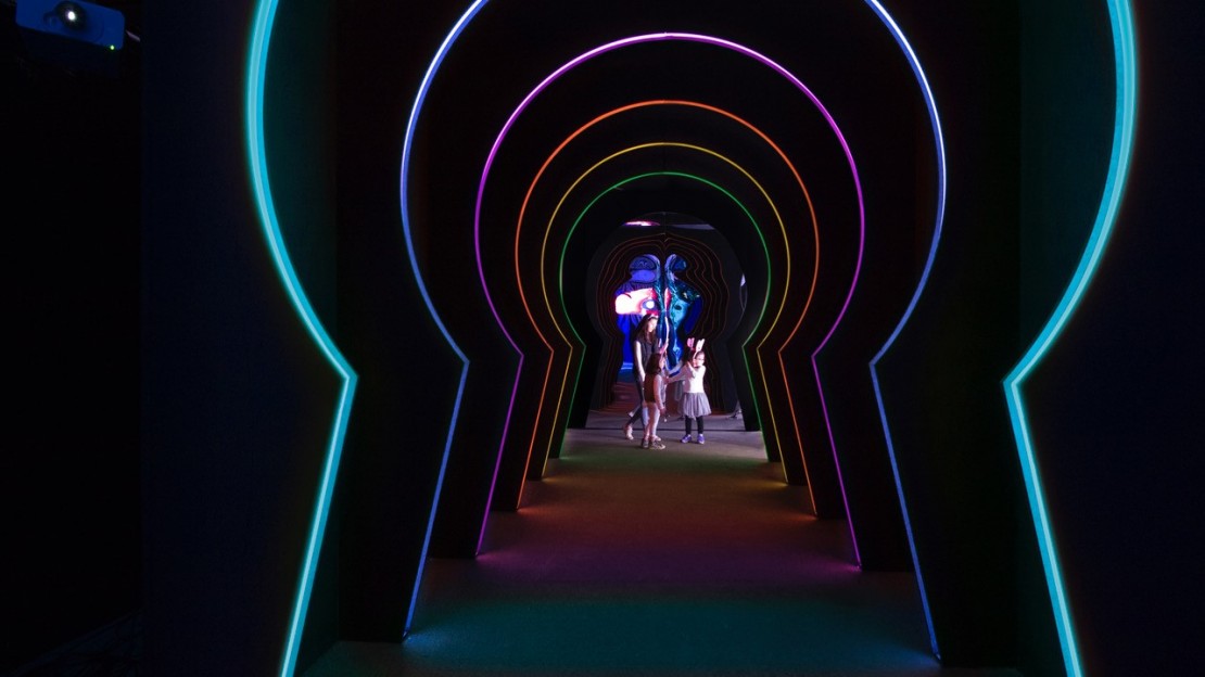 Buraco da fechadura leva o público a parte das brincadeiras. Foto: Divulgação.