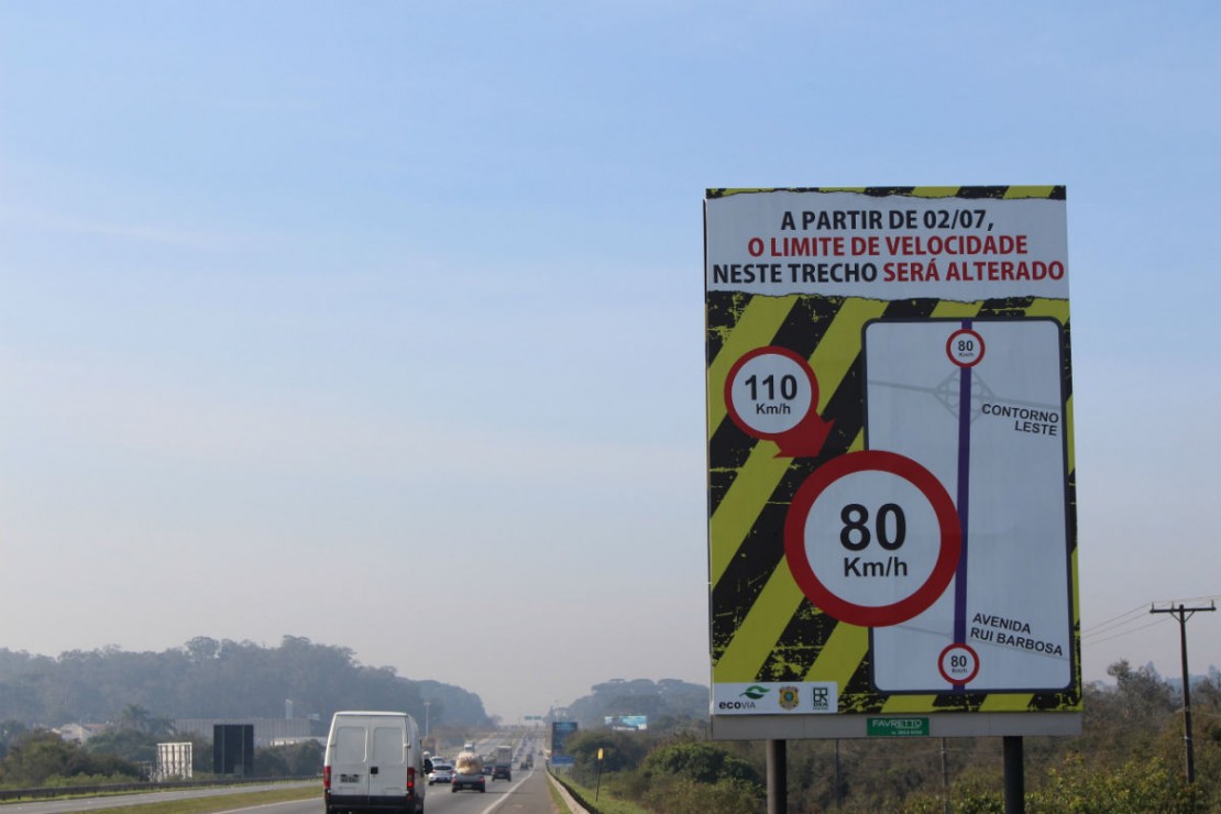 Placas alertam os motoristas. Foto: Divulgação Ecovia/Leandro Cordeiro