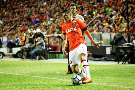 Raphael Veiga tenta a jogada sob o olhar de Fernando Diniz. Foto: Rafael Melo/Estadão Conteúdo