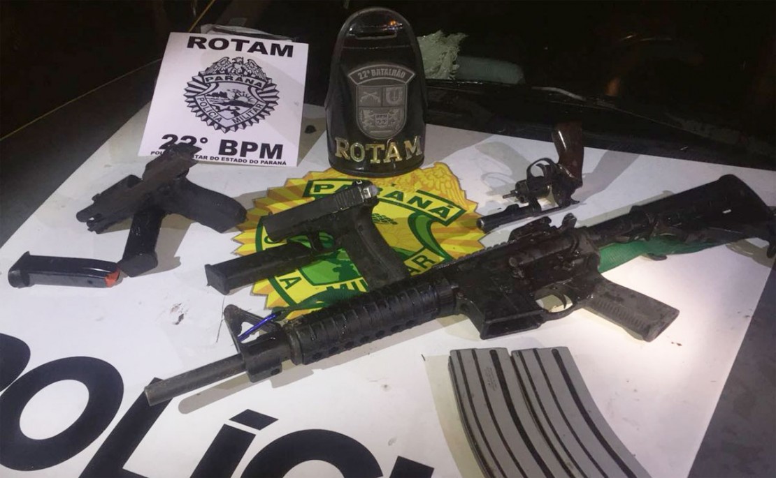 Fuzil apreendido com os suspeitos após o confronto foi avaliado em R$ 15 mil. Foto: Colaboração/Polícia Militar.