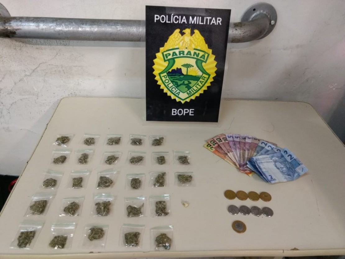 Drogas e dinheiro que estavam com traficante no Sítio Cercado. Divulgação Bope / PMPR
