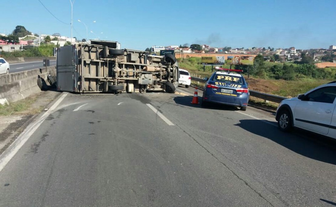 Caminhão tombou após o estouro de um dos pneus. Foto: Divulgação/PRF.