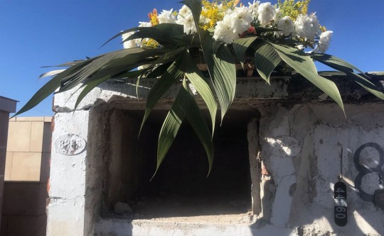 Tumulo foi violado no Cemitério do Boqueirão e corpo de criança levado por um suspeito ainda não identificado. Foto: Lucas Sarzi.