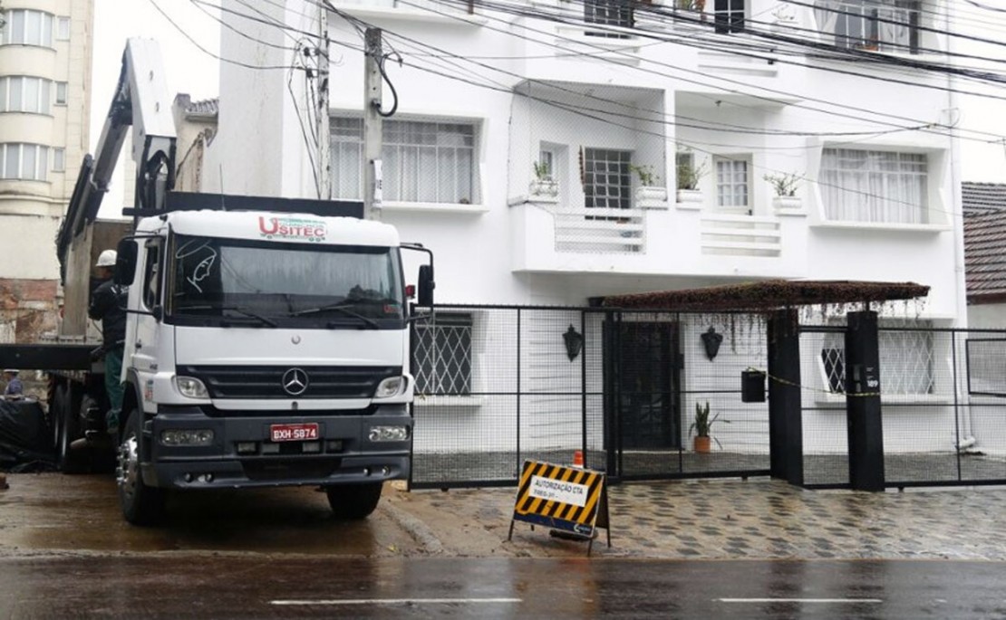 Prédio, que tem uma construção ao lado, está com rachaduras de 45 graus, o que mostra abalo na estrutura. Foto: Aniele Nascimento.