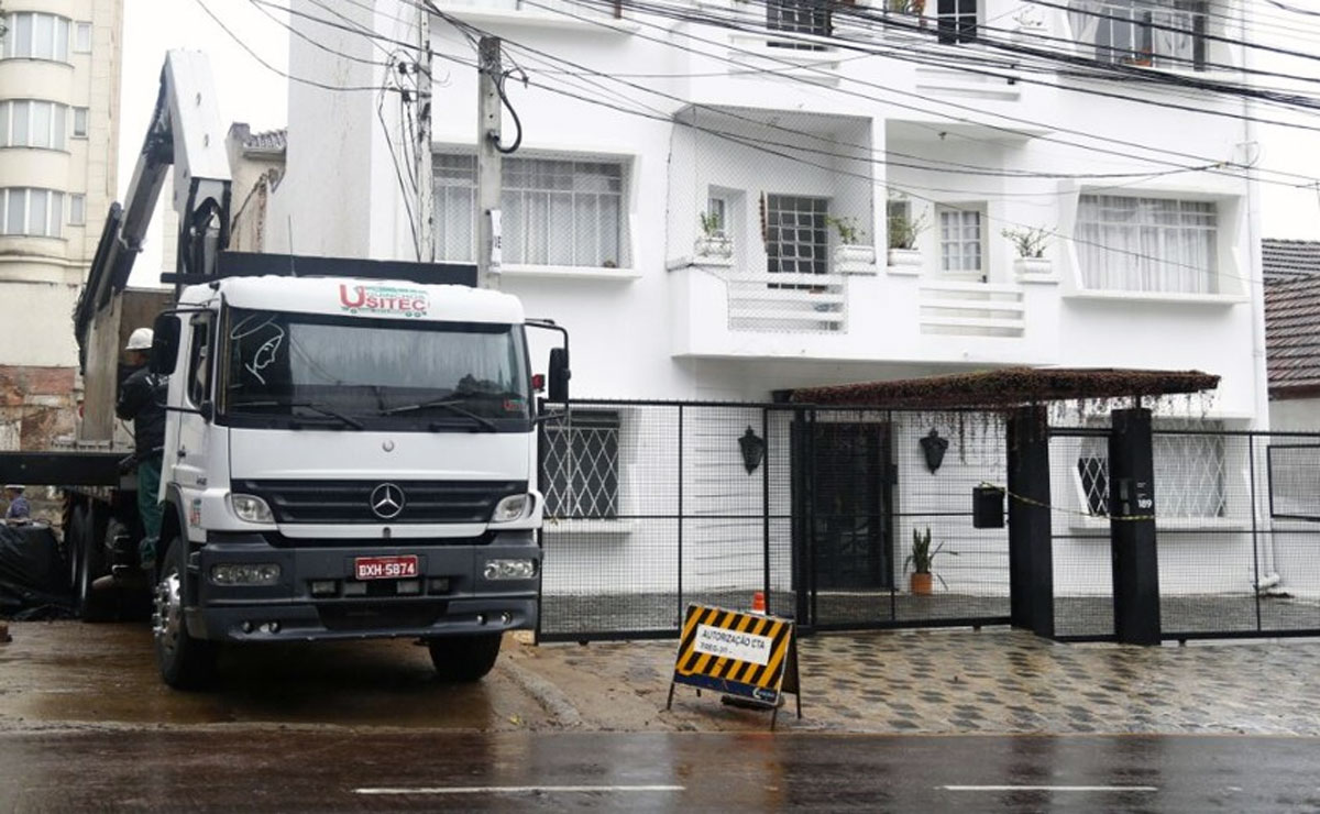 Prédio, que tem uma construção ao lado, está com rachaduras de 45 graus, o que mostra abalo na estrutura. Foto: Aniele Nascimento.