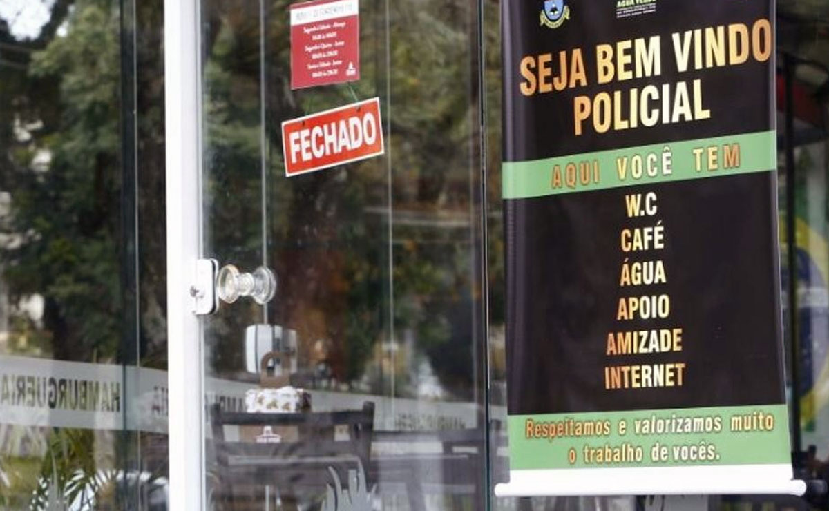 Cartazes estão em estabelecimentos onde os policiais podem usar o banheiro, internet, tomar café...Foto: Aniele Nascimento/Gazeta do Povo.