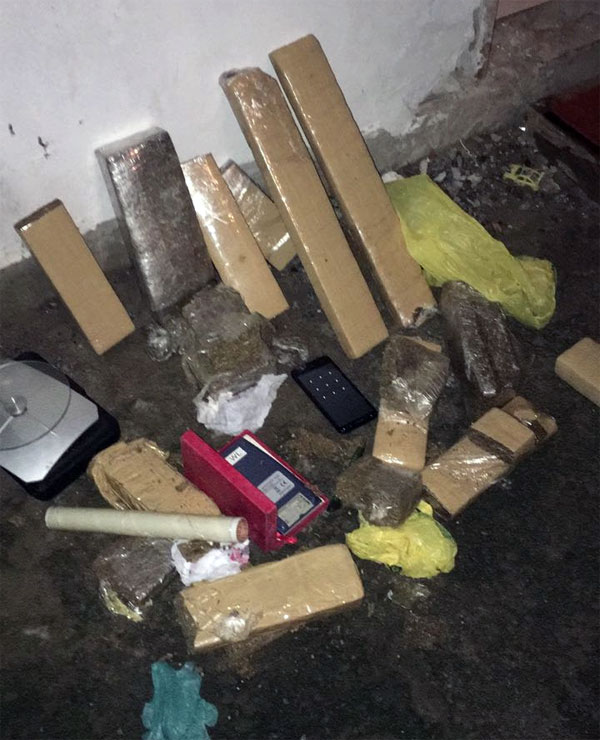 Segundo o delegado responsável, muita droga foi apreendida no momento em que os mandados foram cumpridos. Foto: Divulgação/Polícia Civil.