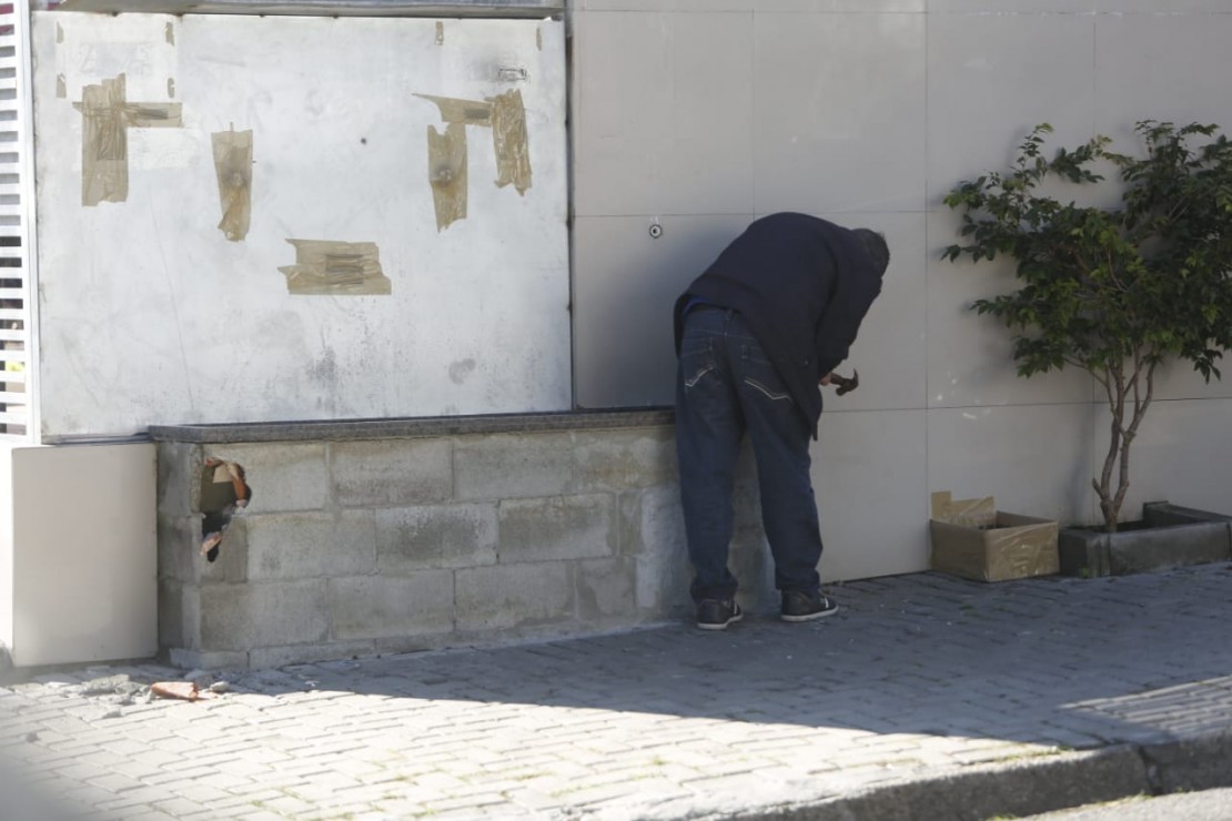 Torneiras foram retiradas e até a bancada, que funcionava como pia, também foi retirada. Foto: Lineu Filho.