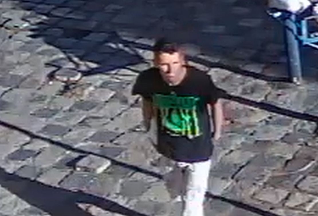 Polícia pede ajuda da população para identificar o suspeito. Ligue (41) 3218-6100 e (41) 9 9281-7392. O anonimato está garantido.