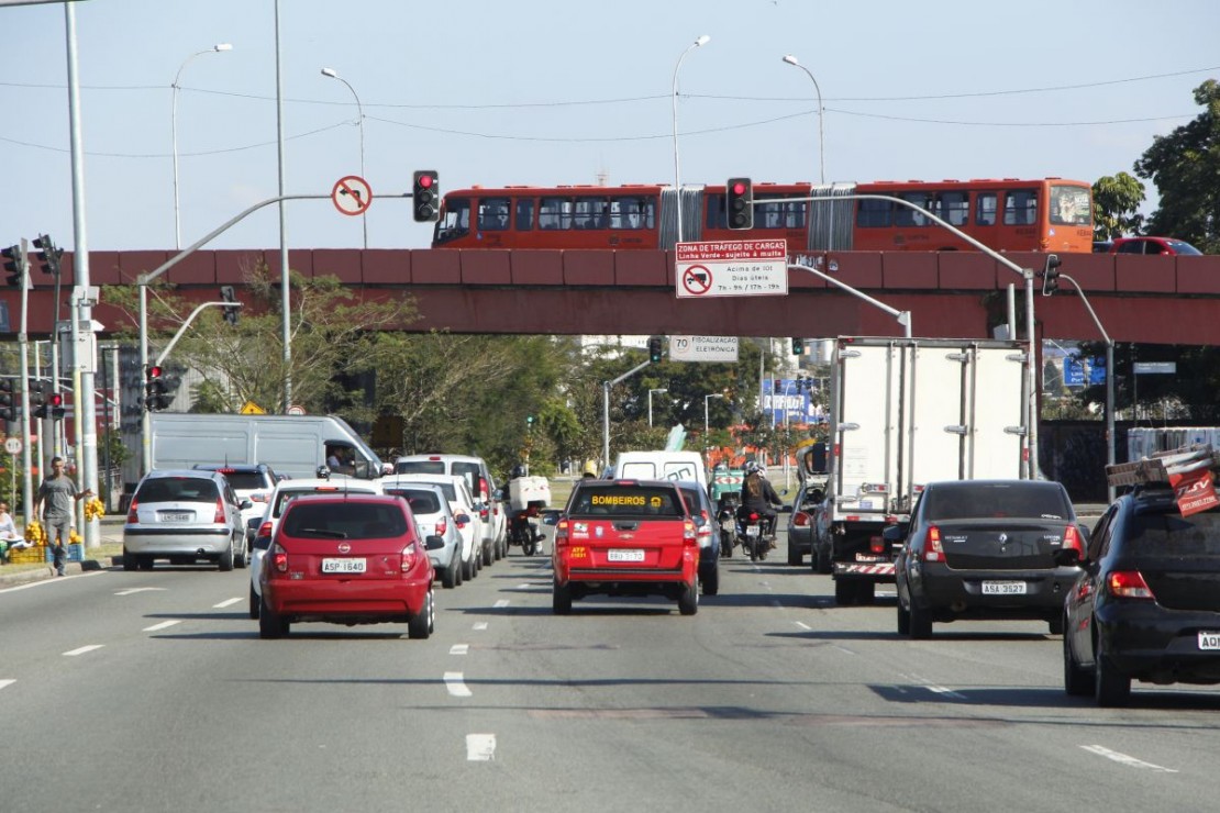Sinaleiro sob o viaduto do Boqueirão está apagado após ter os equipamentos furtados. Foto: Átila Alberti