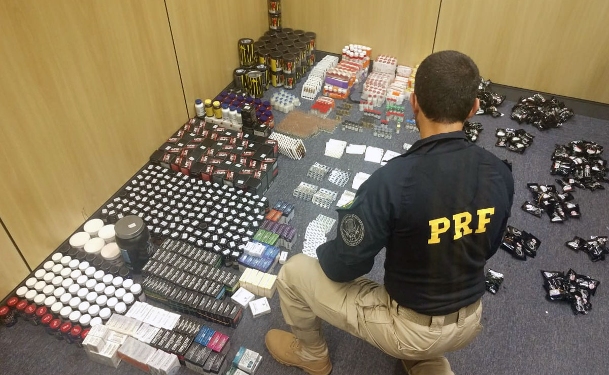 Todos os medicamentos estavam no porta-malas de um carro. Foto: Divulgação/PRF.