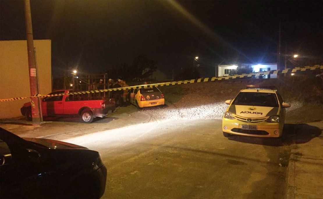 Os suspeitos fugiram em direção à Avenida das Torres, abandonaram o carro. Foto: Felipe Rosa.