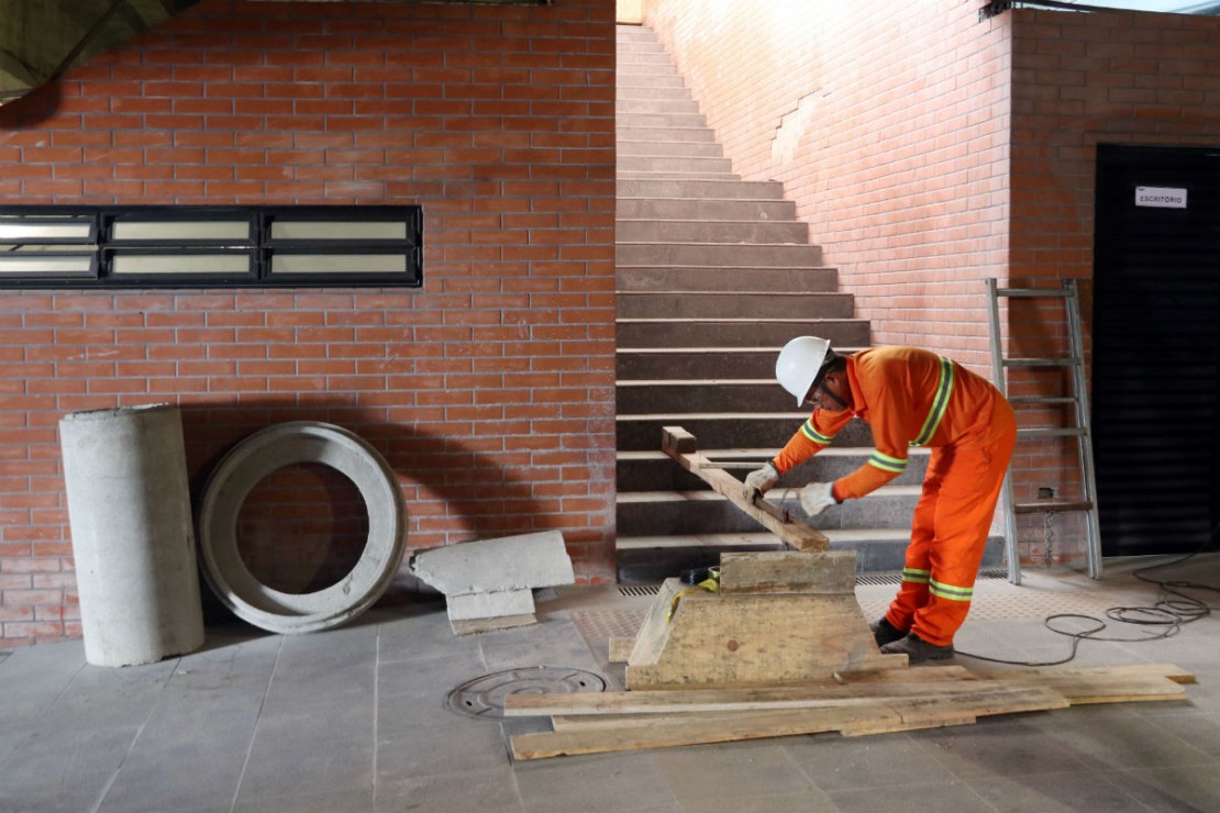 Funcionário trabalha no subsolo do terminal. Foto: Divulgação SMCS/Lucília Guimarães