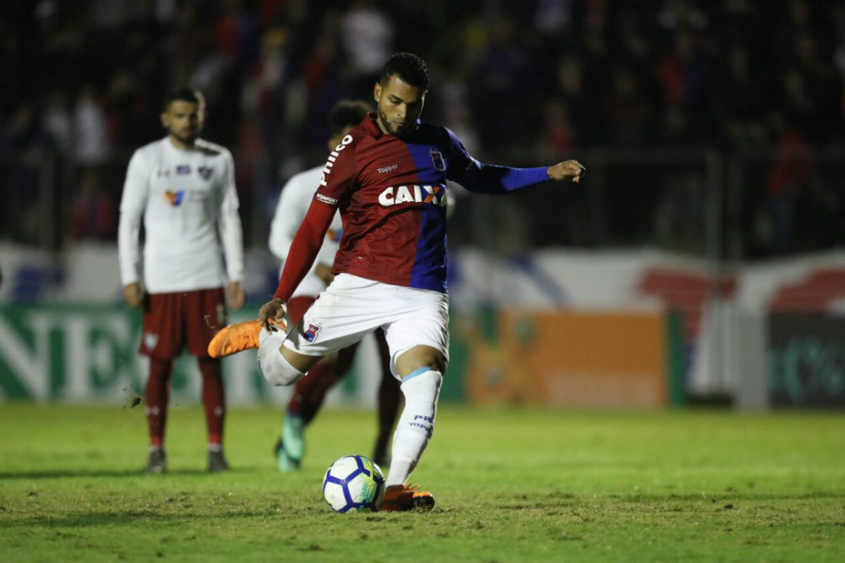 Thiago Santos marcou de penalti o primeiro gol do Paraná Clube no jogo: Jonathan Campos