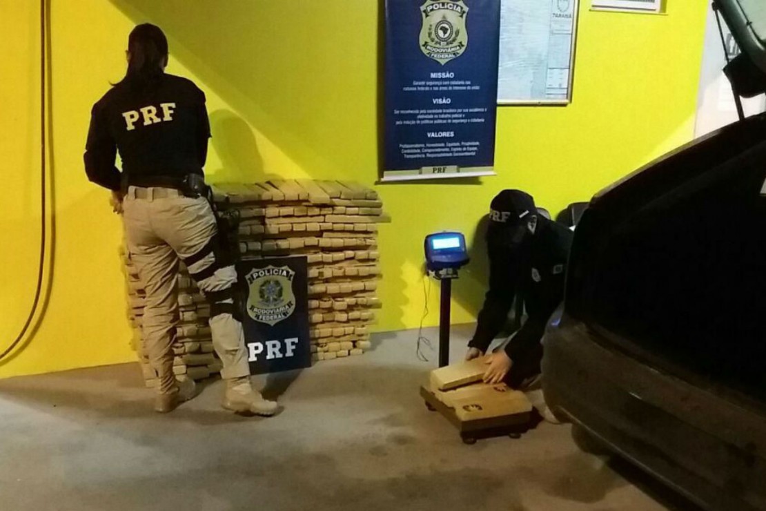Droga sendo pesada pela polícia. Foto: Divulgação/PRF
