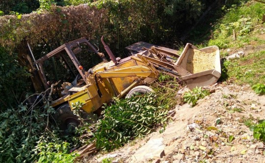 Veículo desgovernado só parou ao cair num buraco. Foto: Gerson Klaina.