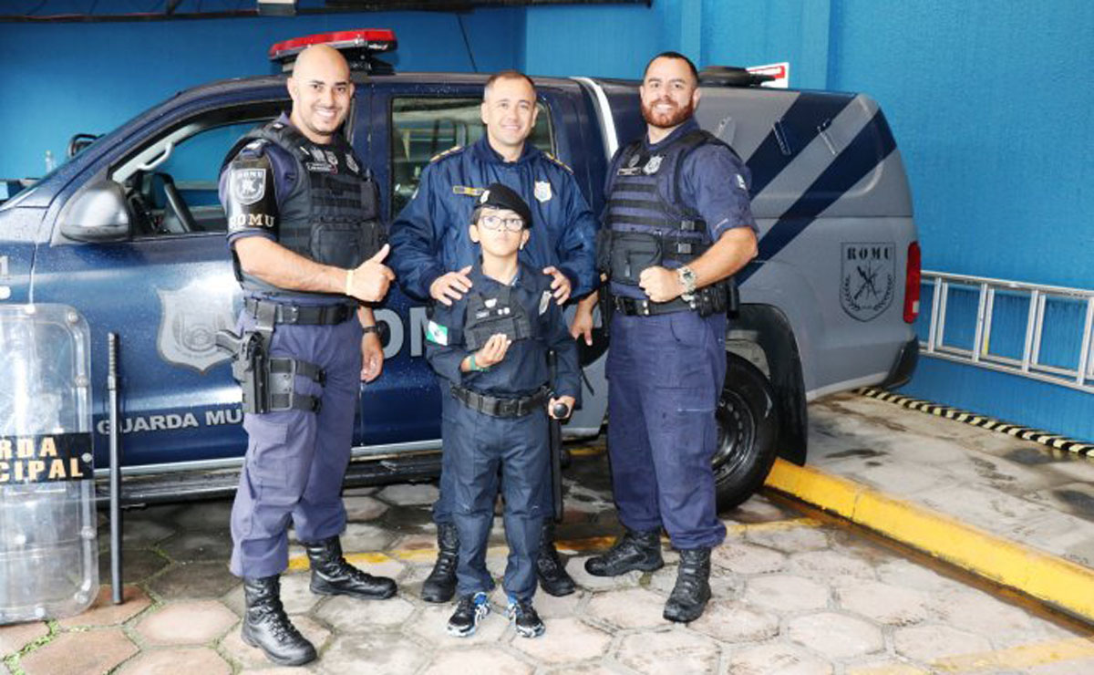 Durante a visita, o menino ganhou fardamento da GM e conheceu os equipamentos e estrutura da sede da Guarda Municipal. Foto: Divulgação/GM SJP