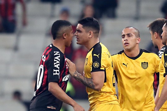 Jogo foi marcado também por confusões. Foto: Albari Rosa.