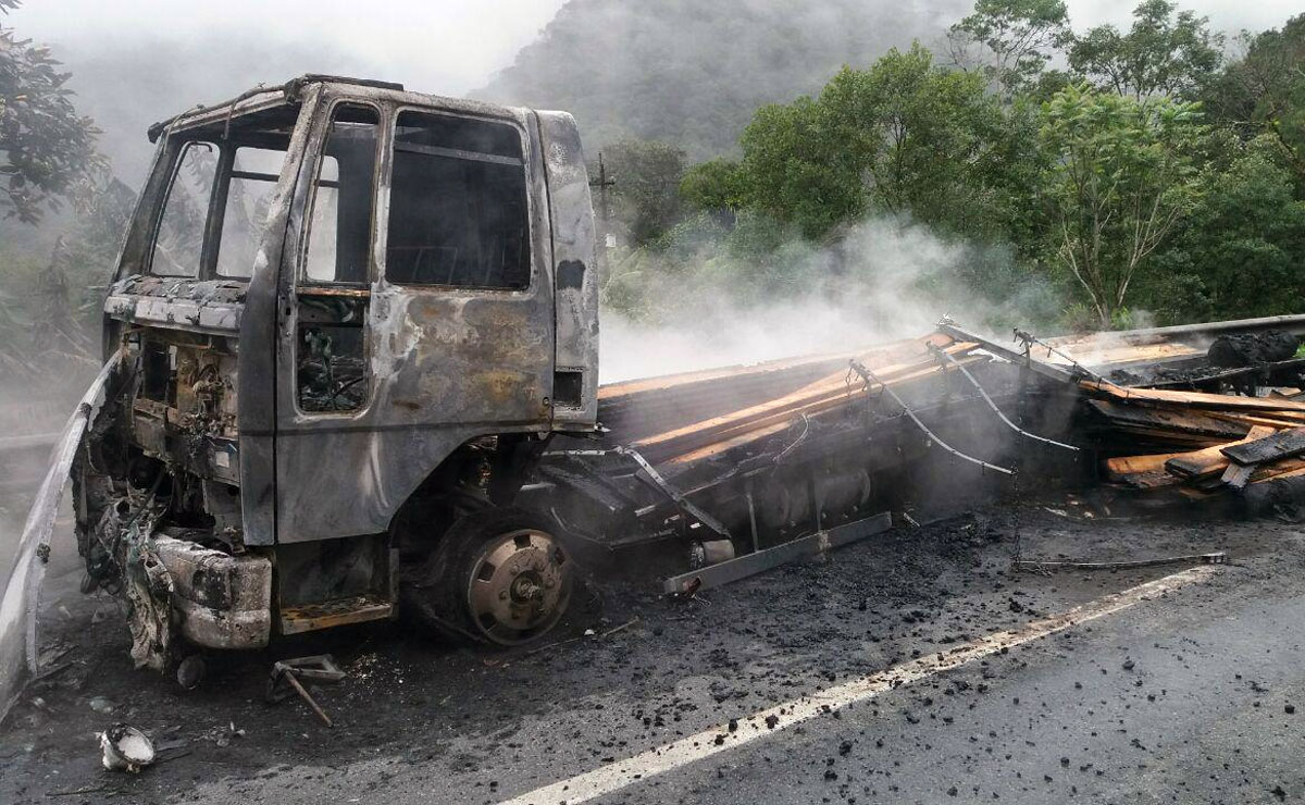 Caminhão pegou fogo no quilômetro 669 da BR-376, em Guaratuba. Apesar da destruição total do veículo, ninguém ficou ferido. Foto: Divulgação/PRF.