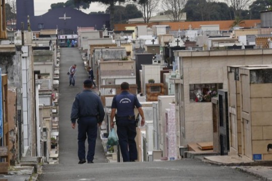 Após sumiço do corpo de Valentina, Guarda Municipal agora está 24h no Cemitério do Boqueirão. Foto: Aniele Nascimento/Gazeta do Povo